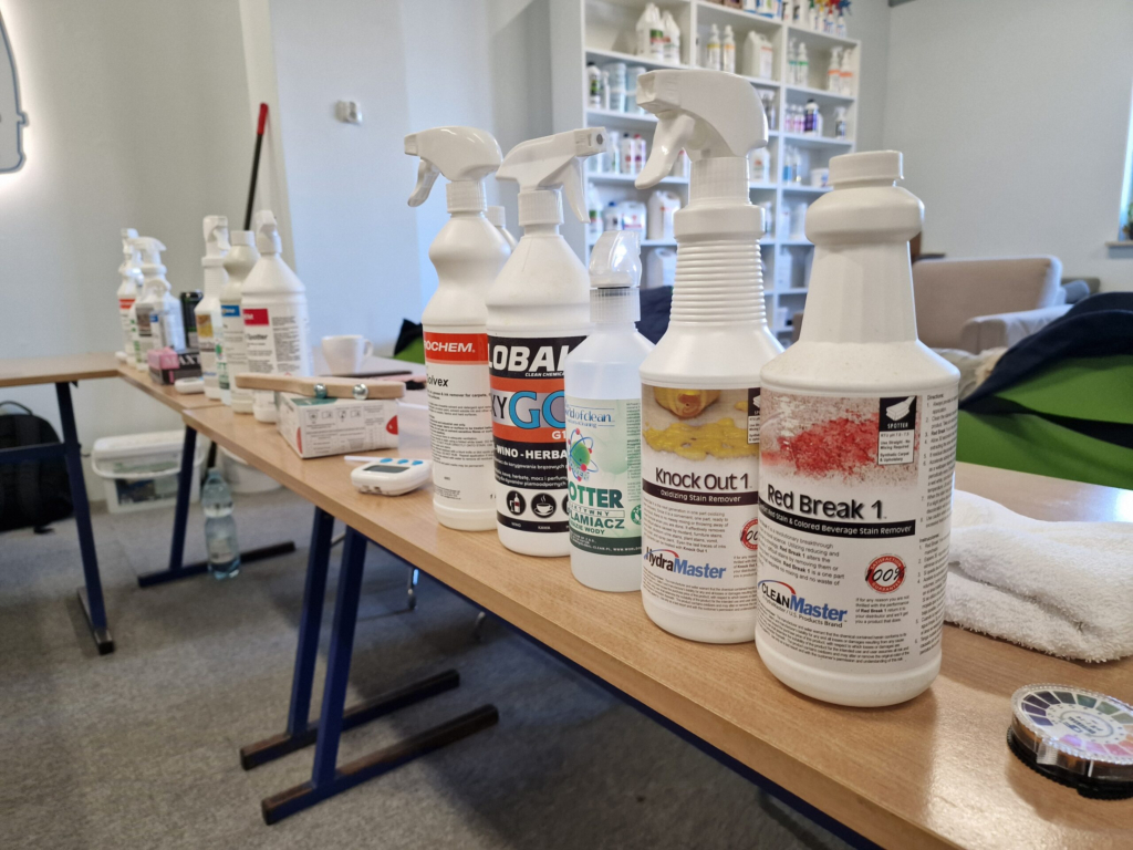 Zestaw do usuwania plam z wykładzin dywanów i tapicerki